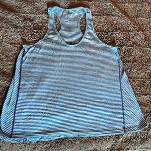 Vineyard vines size large performance tank. Blue and light blue stripped.